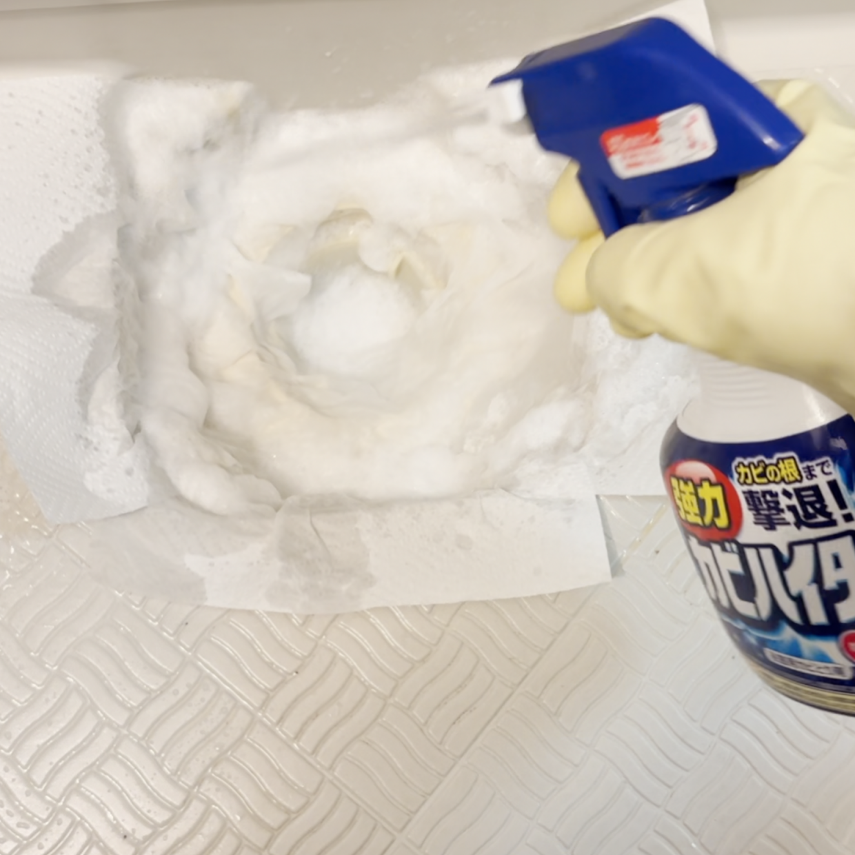  こすらずスッキリ！「お風呂」のヌメヌメ排水口の“貼るだけ掃除テク”「ゴシゴシしない」「密着する」 