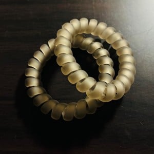 留めるのは髪じゃない！「スプリングヘアゴム」と安全ピンを組み合わせると？「外出時に便利！」「賢い」