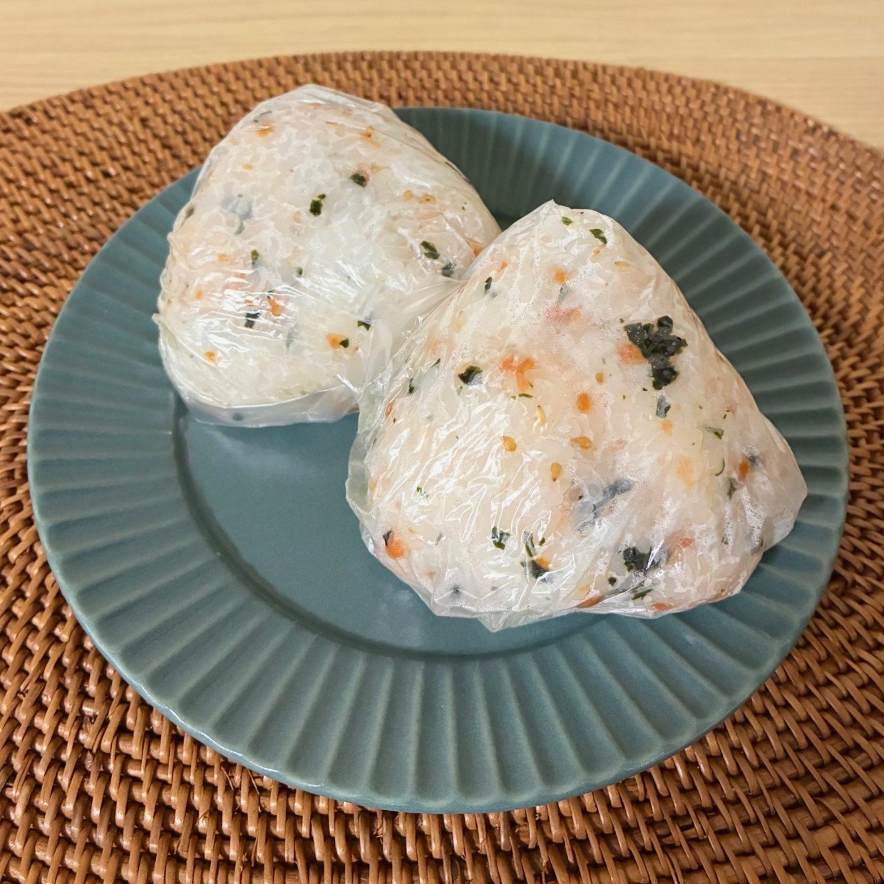  いつもの“おにぎり”を爆速で作るワザ「一気に2個完成」「洗いものが出ない」「その手があったか！」 