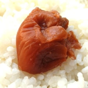 酸っぱい「梅干しおにぎり」が“まろやかに感じる”意外な食材 「かけるだけ」「いつものより好きかも」