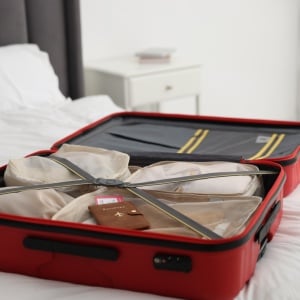 もう型崩れに悩まない！「ワイシャツ」をパッキングするときに“襟元のシワを防ぐ”裏ワザ「すごい！」