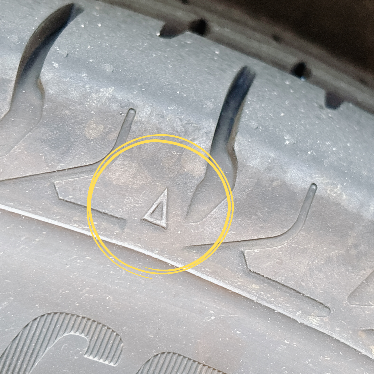  知らなかった。車のタイヤについている“ナゾの三角マーク”の正体 