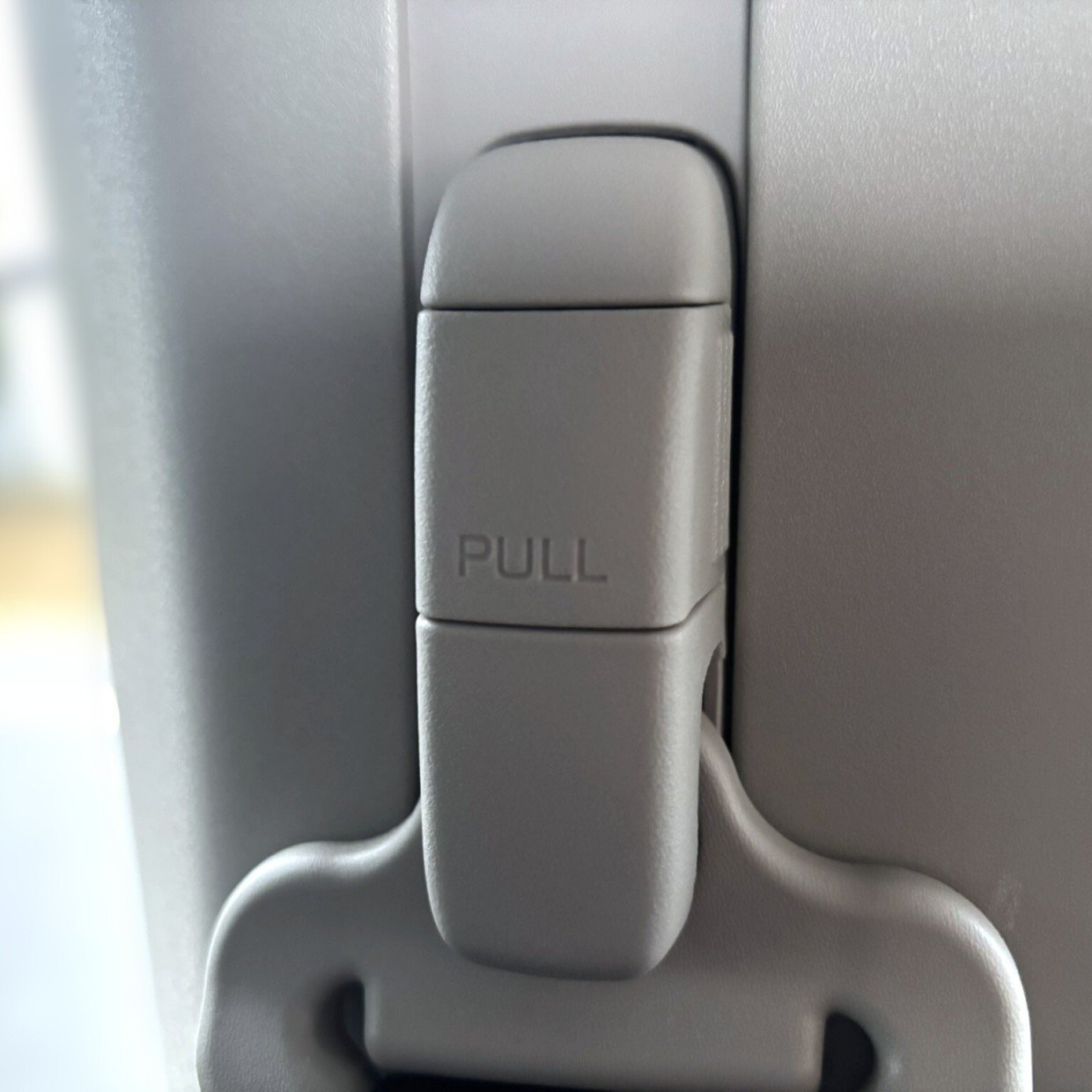  知らなかった。車の上部についている「シートベルト」の“謎のボタン”の正体 