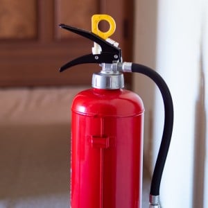 知らなかった。家庭用消火器の寿命と捨て方「使用期限切れてた…」「確認します」