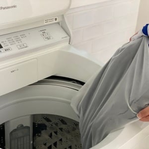 たった3秒の意識で変わる！シワや傷を予防する「洗濯ネット」の“正しい使い方3つ”