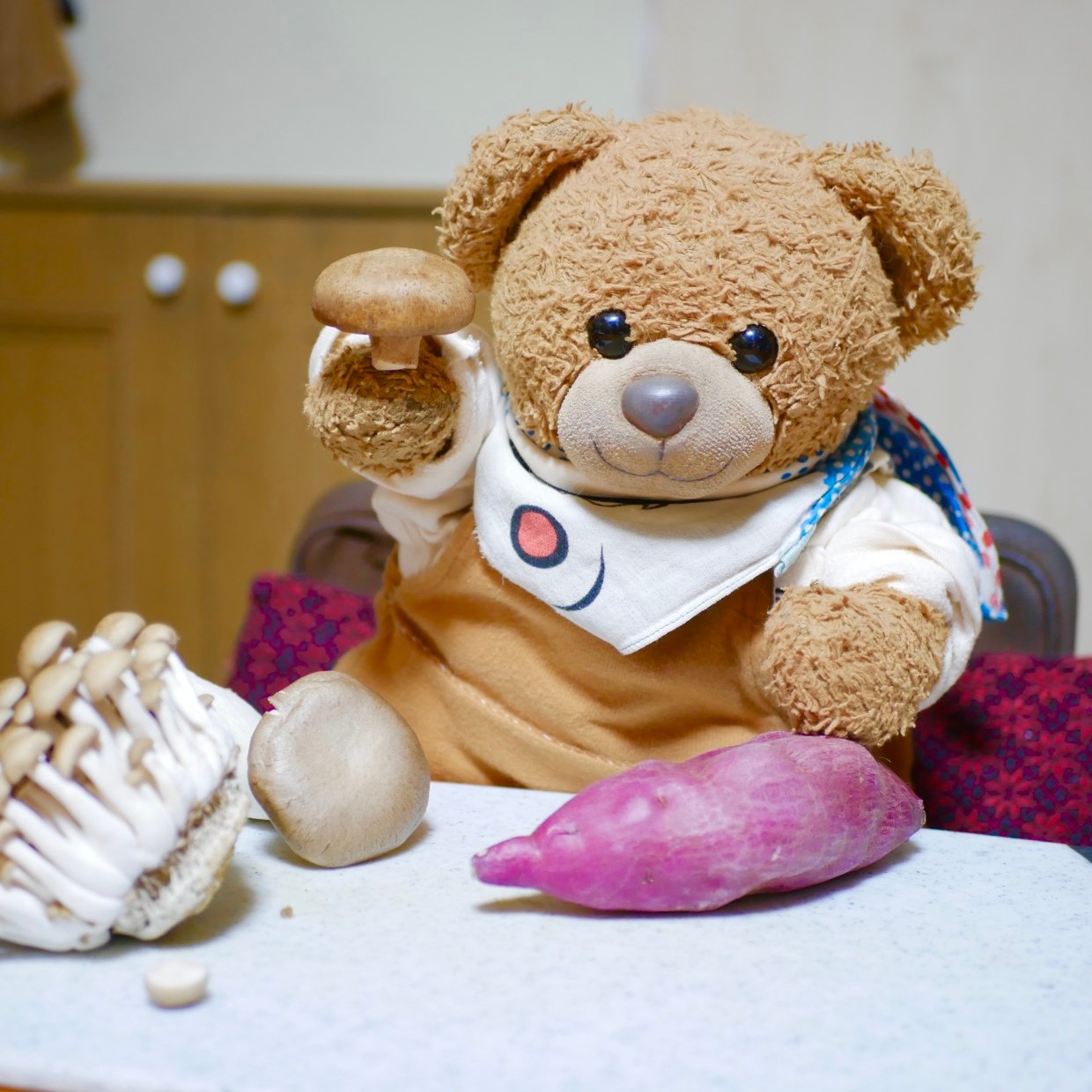  「炊飯器」に入れるだけ！秋の味覚“さつまいもときのこ炊き込みご飯”「思わずおかわりしちゃう」 