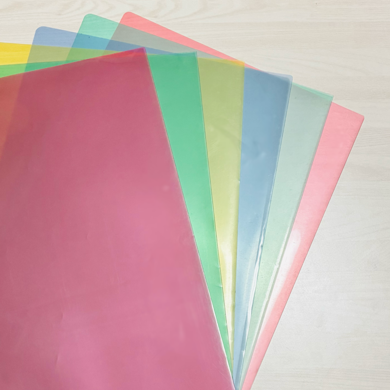  「クリアファイル」を切って“くるくる巻く”と便利なキッチンアイテム「ずっと困ってた！」「汚れにくい」 