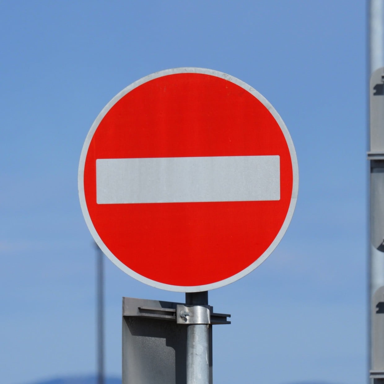  「車両通行止め」だと思ってない？似ているけど意味が違う“道路標識”の見分け方 