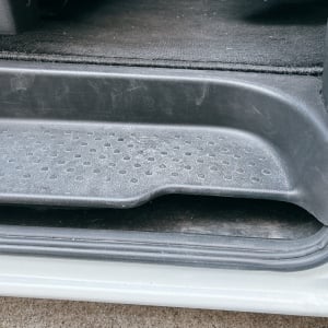 知らなかった。車のドア内側の足元にある“ナゾの板”の正体