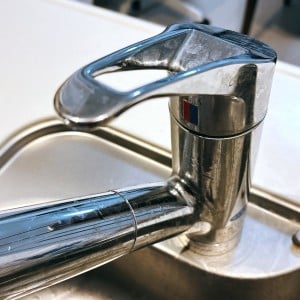 1本あると清潔感が続く！「キッチンの水栓」のくすみが“ピカピカになる掃除”「1分で」「夫にも教える」