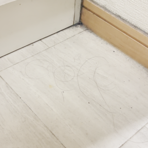 もう後回しにしない！狭くて掃除しにくい“洗面台下”を清潔に保つ掃除テク「髪の毛・ホコリを溜めない」