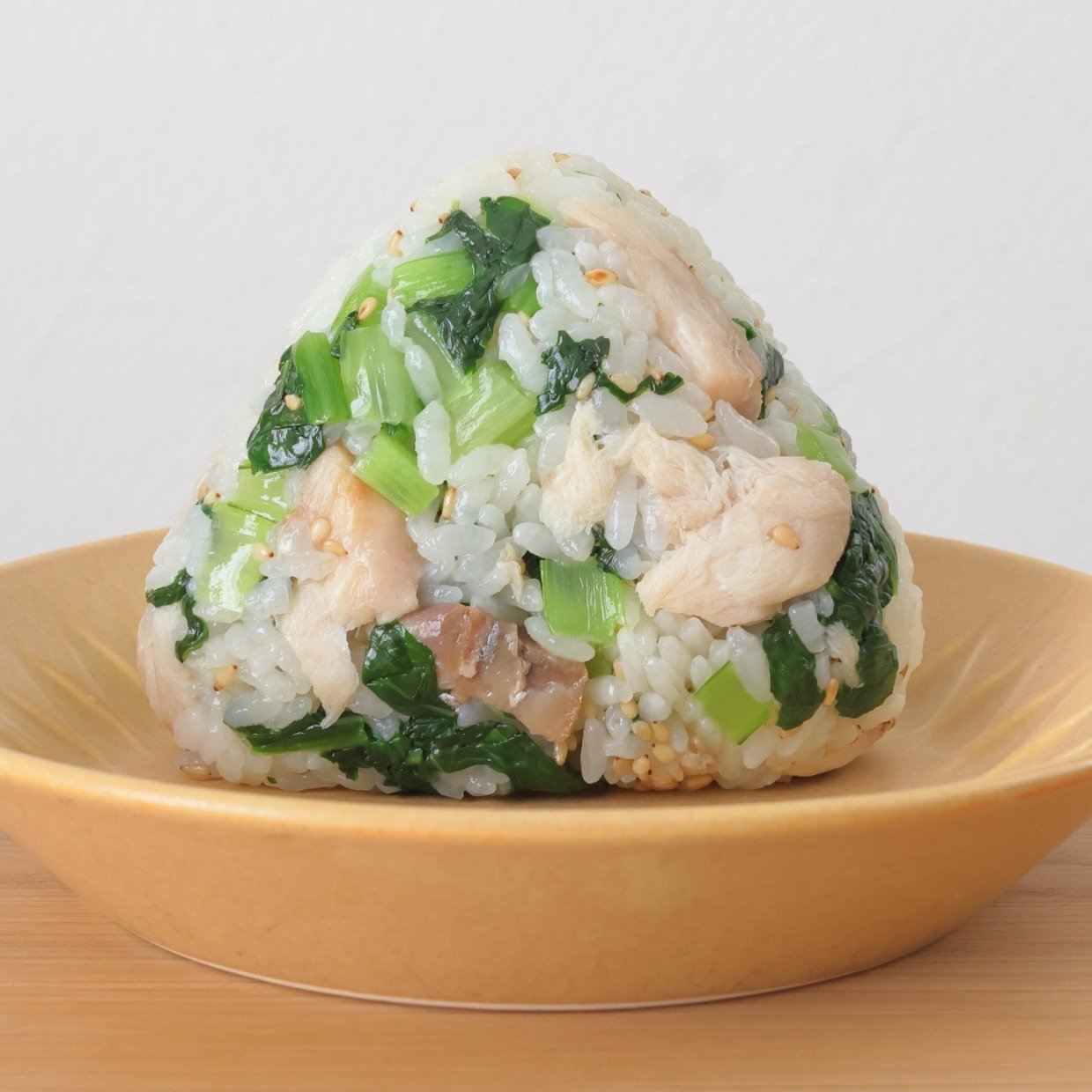  朝「おにぎり」に入れると免疫力が上がる！”小松菜”と合う優秀具材とは？「冷凍食品で簡単につくれる」 