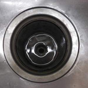 「キッチン排水口」の奥から不快な臭いがする…。手では届かないヌメリを落とす“かんたん掃除術”