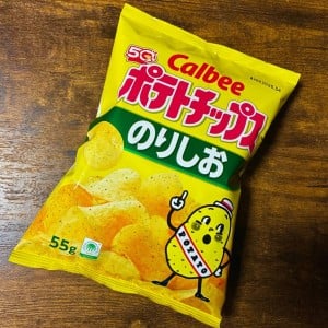 袋の「ポテトチップス」が四角になる…？断然食べやすくなる裏ワザ「安定感すごい！」「子どもに教える」