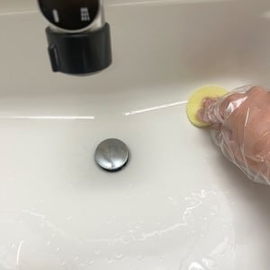 洗剤は不要！洗面所まわりの「水アカ」が一気に落ちる“軽く水で濡らすだけで使える”お手軽掃除術