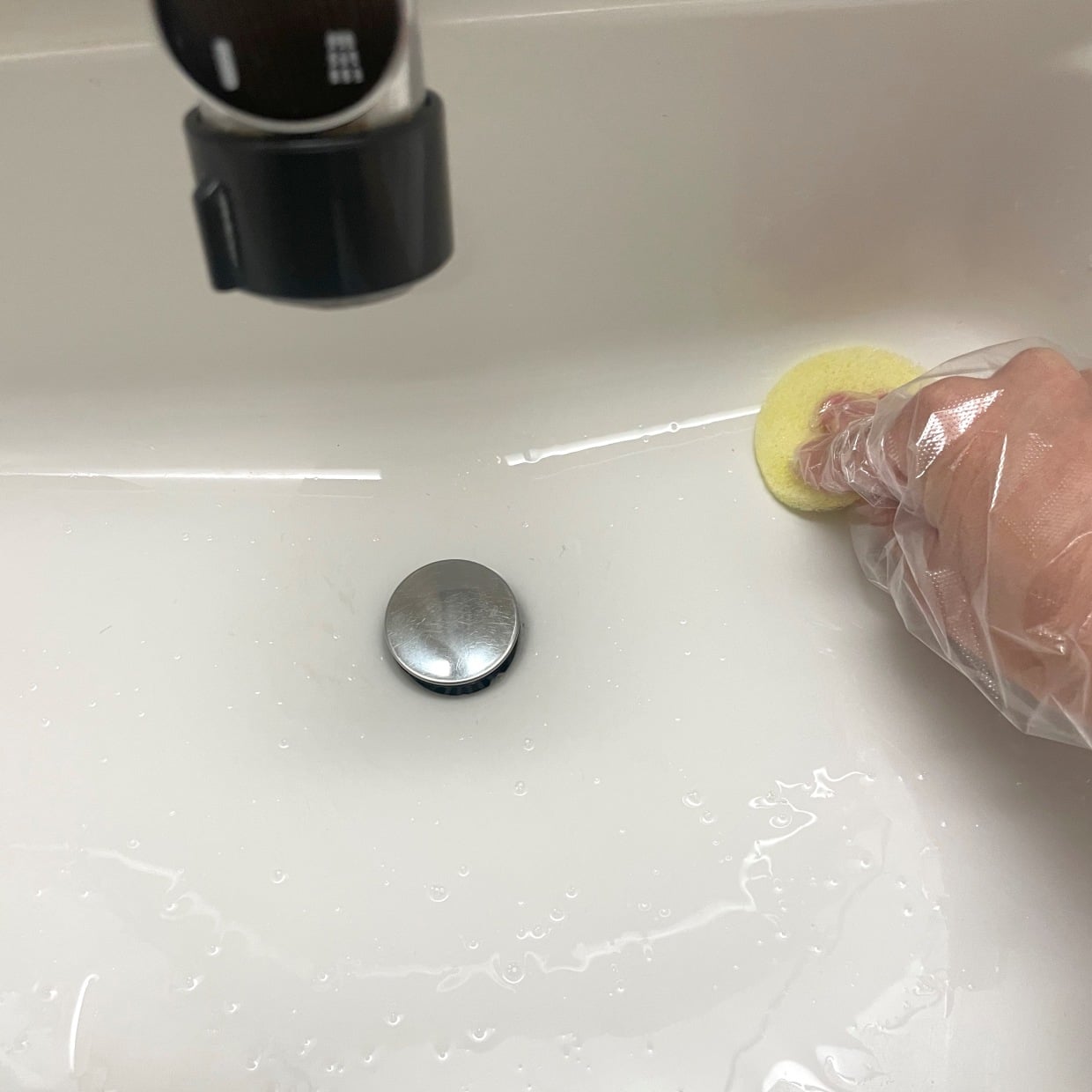  洗剤は不要！洗面所まわりの「水アカ」が一気に落ちる“軽く水で濡らすだけで使える”お手軽掃除術 