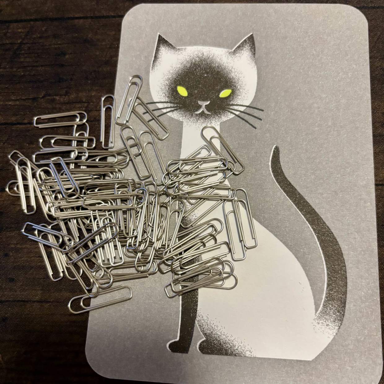  もう諦めない！賃貸でも“壁に絵やポスターが飾れる”穴を開けない驚きの裏技「季節ごとに変えられる」 