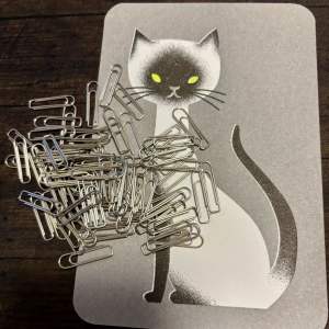 もう諦めない！賃貸でも“壁に絵やポスターが飾れる”穴を開けない驚きの裏技「季節ごとに変えられる」