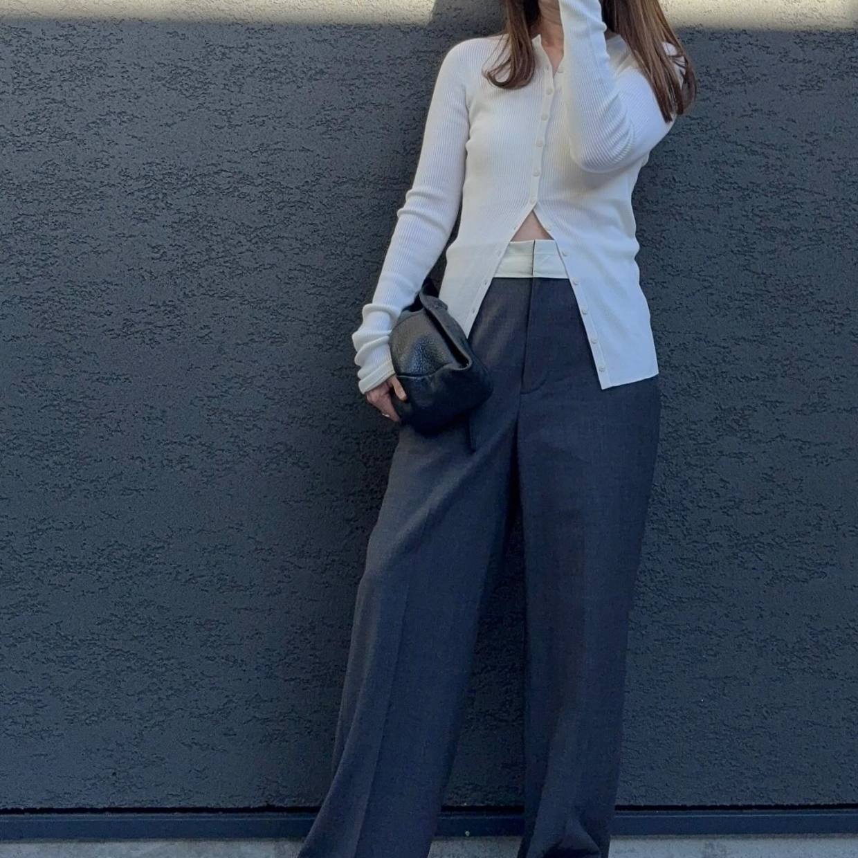  なぜか垢抜けて見える人の“無難見えしないグレーパンツ術”とは？【40代のおしゃれさんに学ぶ】 