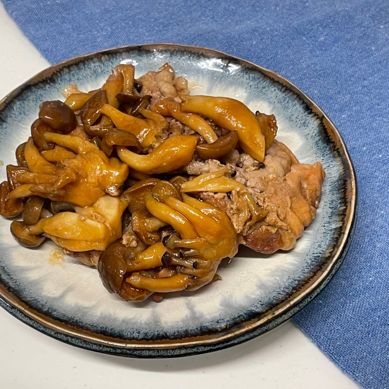  「炊飯器」に材料入れるだけ！箸が止まらない絶品“きのこ”レシピ「忙しい日に助かる」 