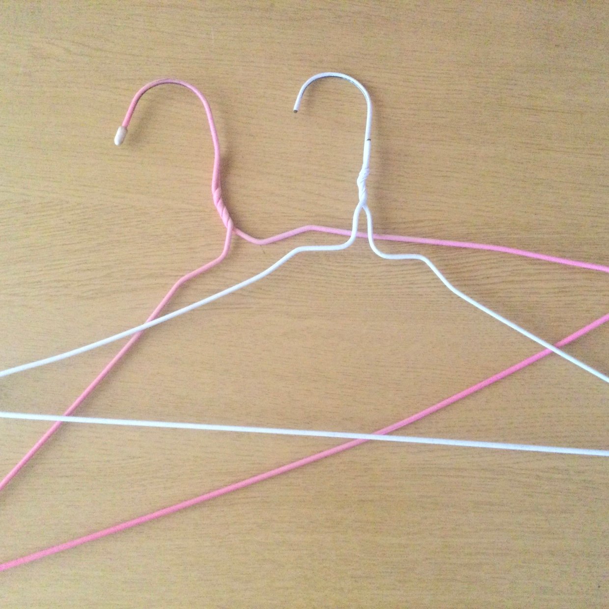  フックがない平らな場所に“2つのハンガー”を組み合わせると…？「思ったより安定した」「すごい！」 