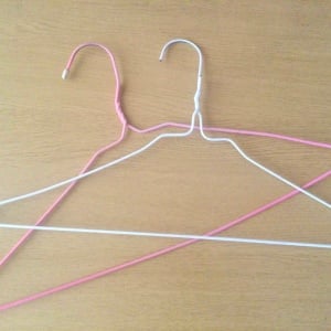 フックがない平らな場所に“2つのハンガー”を組み合わせると…？「思ったより安定した」「すごい！」