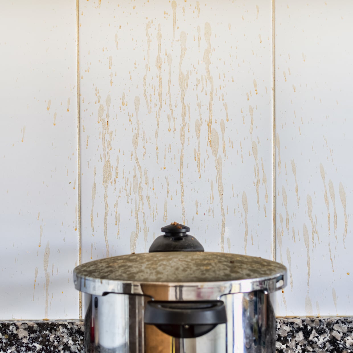  コンロまわりの壁の“頑固な油汚れ”がツルッと落ちる年末掃除術「汚れ別のアイテム」「サラサラ」 