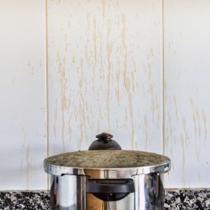 コンロまわりの壁の“頑固な油汚れ”がツルッと落ちる年末掃除術「汚れ別のアイテム」「サラサラ」