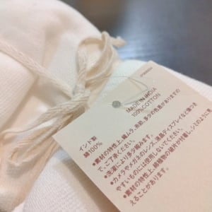 外出先でも困らない！ハサミ不要で“服のタグ”をサッと切る裏ワザ「意外！」「買ってすぐ着れる」