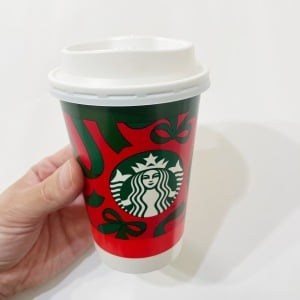 飲み終わった「スタバの紙カップ」が“車内”で活躍する？「思いつかなかった」「外出時に便利」