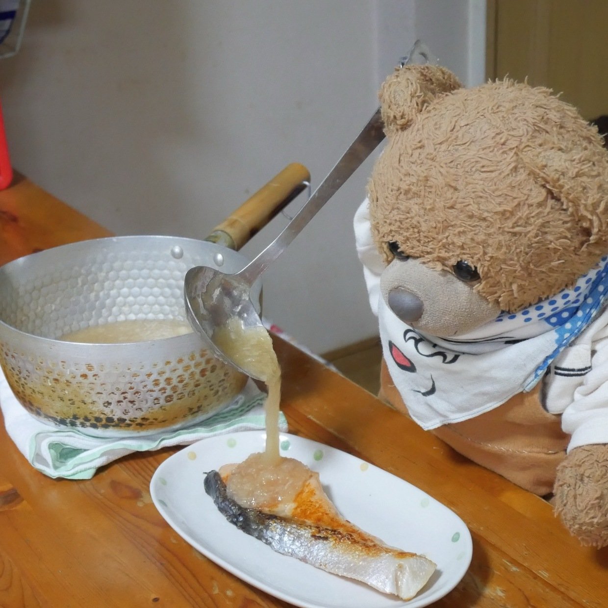 「焼き鮭」にかけるだけ！満足感UPの2つの食材とは？「寒い日にぴったり」