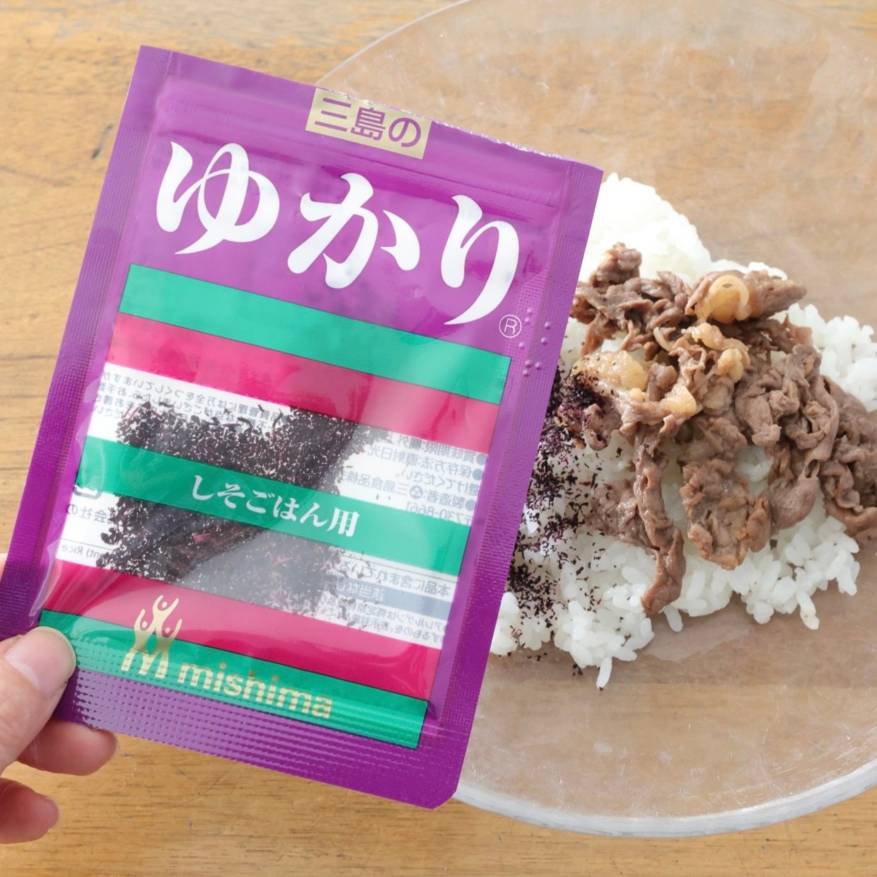  朝「おにぎり」に入れると満足感が上がる！“ゆかり”と相性抜群の具材とは？「子どもがよろこぶ」 