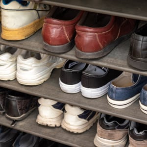 靴箱に「靴」を入れずに“コンパクトに収納”するワザ「見た目でわかる」「旅行にも使える」