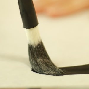 習字でつかった筆の墨汁が“洗面台に飛び散らない”洗い方「賢い！」「汚れなくていい」