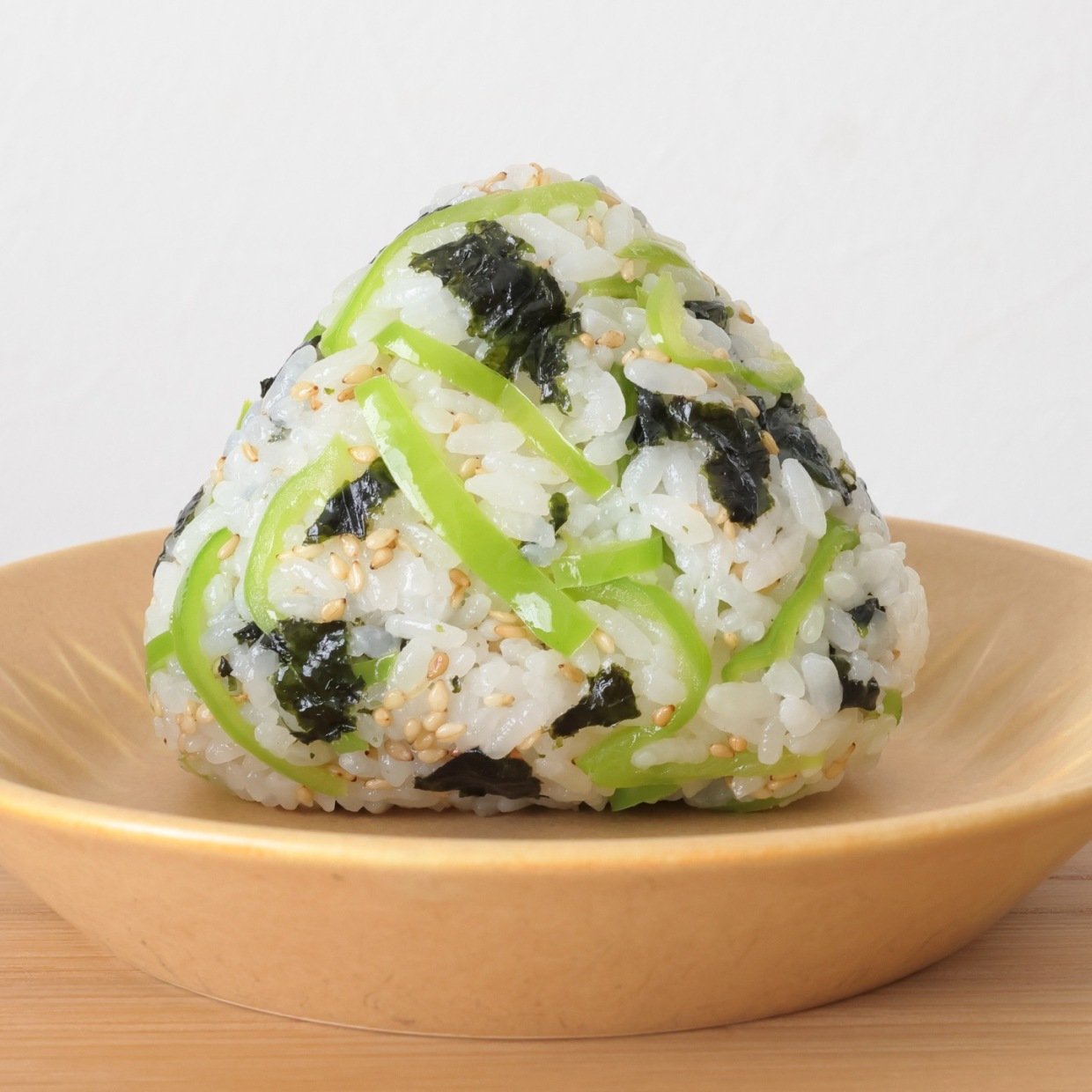  朝「おにぎり」に入れると満足感が上がる。“ビタミンCやβカロテンがたっぷりな食材”とは？ 