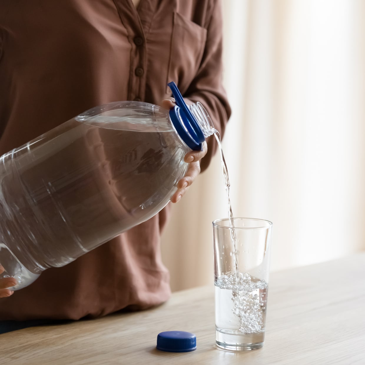  “大容量のペットボトルの水”をこぼさずコップに入れるワザ「びしょびしょにならない」 