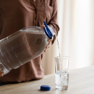 “大容量のペットボトルの水”をこぼさずコップに入れるワザ「びしょびしょにならない」