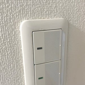 「スイッチ」まわりの“手垢・黒ずみ汚れ”がツルッと消える！凹凸の溝もピカピカになる【プロの掃除テク】