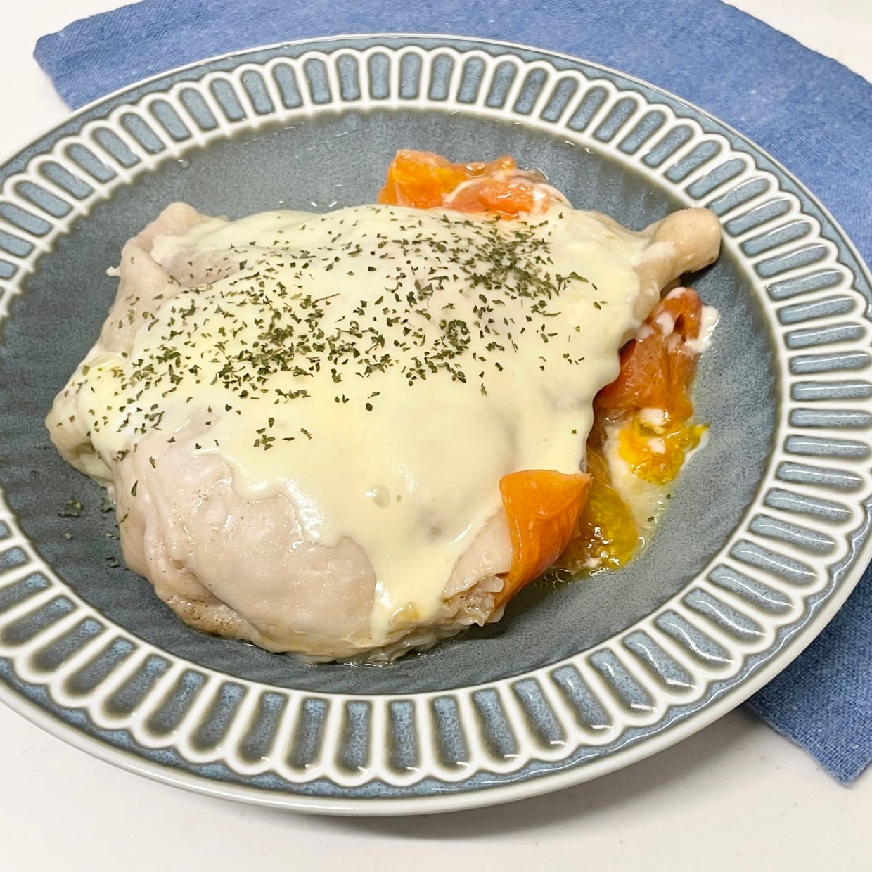  「炊飯器」に入れるだけ！ほろほろ柔らか“トマトチーズチキン”「作業時間はたったの5分」 