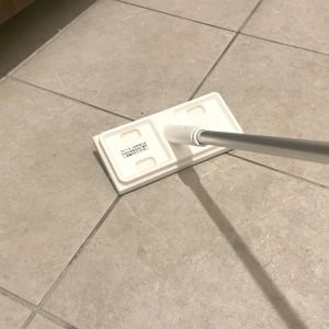 洗剤不要！「玄関掃除」が面倒じゃなくなる掃除のプロ一推しの“時短でピカピカ”になる掃除アイテム