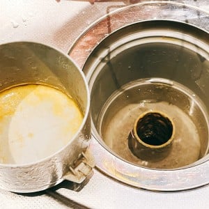 「キッチンの排水口」の意外と知らない使ってはいけないアイテム3つ「2つ目やってた…」「気を付ける」