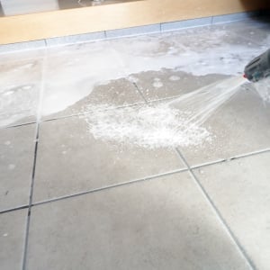 「玄関」に蓄積したザラザラ汚れに密着！もこもこ“泡スプレー”掃除術「ダイソーアイテム」「白くなった」