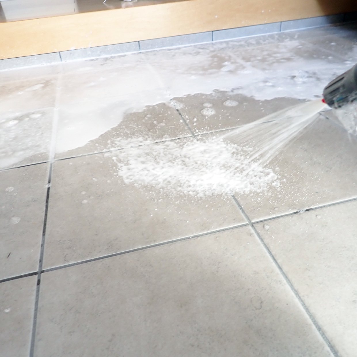  「玄関」に蓄積したザラザラ汚れに密着！もこもこ“泡スプレー”掃除術「ダイソーアイテム」「白くなった」 