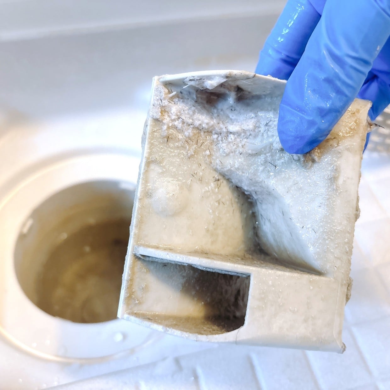  掃除しているのに臭う…。「お風呂の排水口」の見落としがちな掃除場所「すごいことになってた…」 