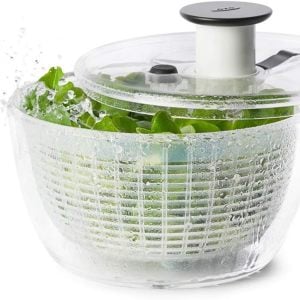 片手で水切りが楽しい！Amazonの「サラダスピナー」でサラダ作りが圧倒的にラクに