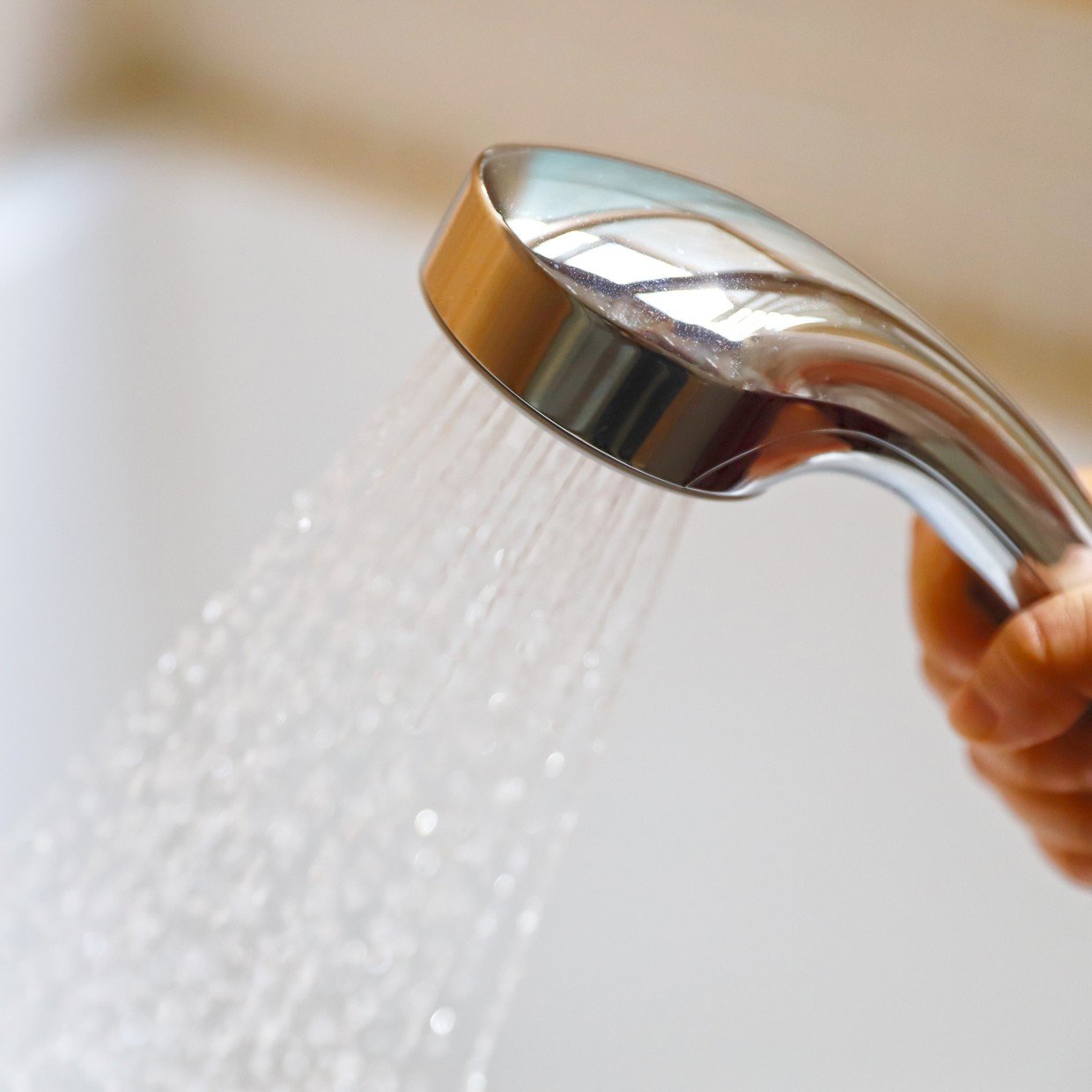  “給湯器の故障”だけじゃない！「シャワーの水圧」が弱い原因3つ「やりがち」「締まりすぎかも」 