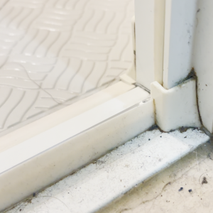 「お風呂ドアレール」のすき間に“びっしり溜まった黒ずみ汚れ”をラクに落とす掃除術「汚れが浮く！」