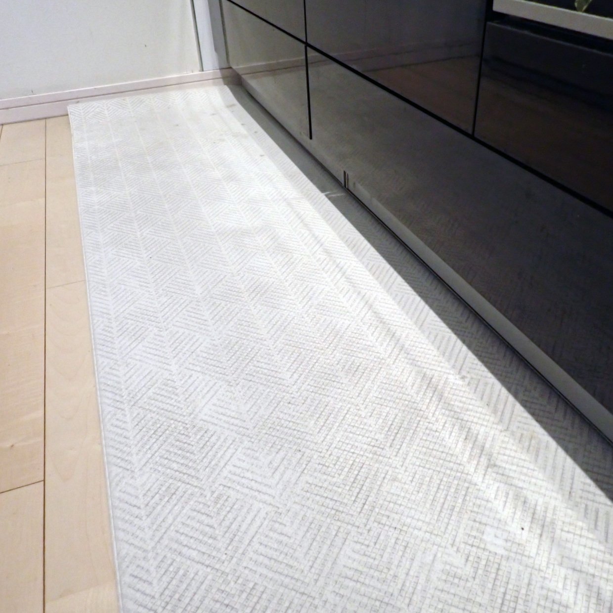  「キッチンのゴムマット」に溜まった想像以上の汚れを“定番洗剤”でごっそり落とす掃除術「まるで新品」 