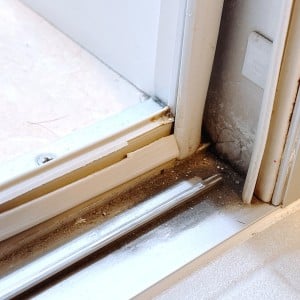 「浴室ドアレール」にごっそり溜まった黒ずみ汚れが“ラクに落ちる”掃除術「定番洗剤で」「こするだけ」