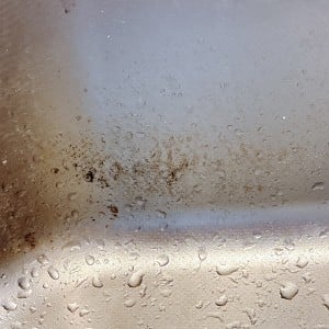 水回りが清潔ピカピカ！「スポンジラック裏」の“真っ黒カビ”がスルッと落ちるパック掃除術